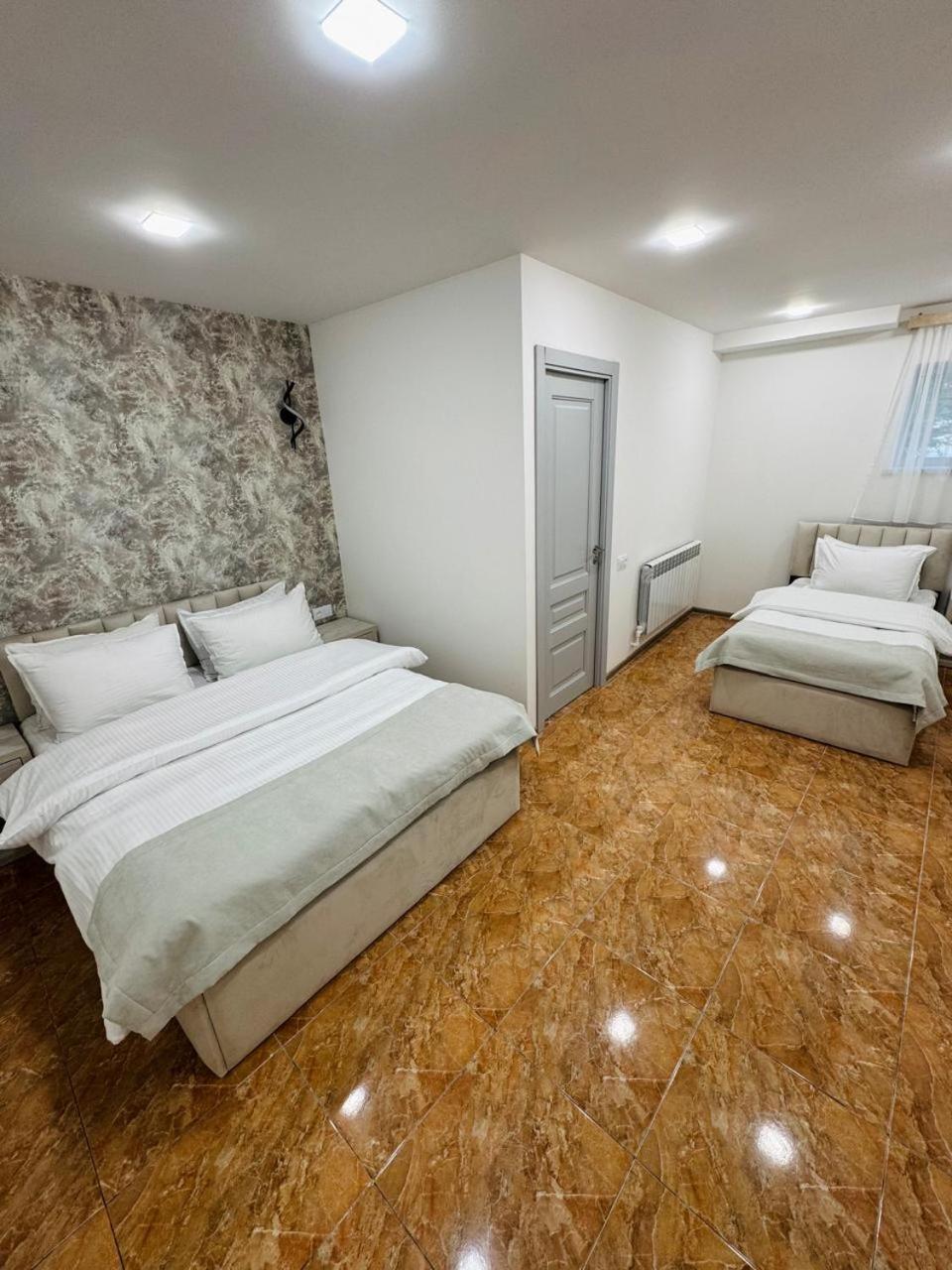 Lux Plaza 4*